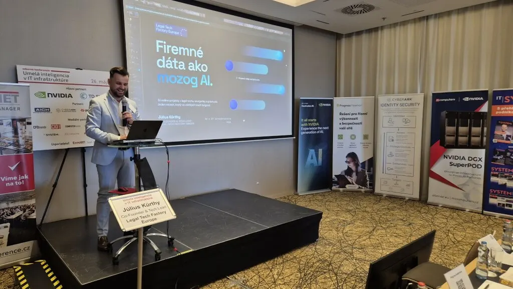 Július Kürthy bei seinem Vortrag auf der Konferenz Umelá inteligencia v IT infraštruktúre