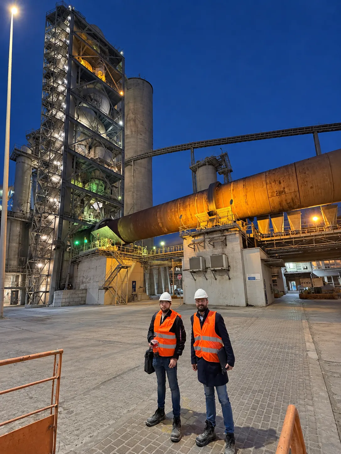 Das Team von DANUBE DIGITAL vor dem Drehrohrofen im Zementwerk Danucem